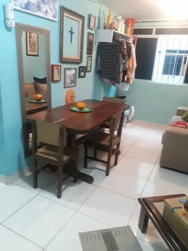 Vendo uma mesa de madeira
