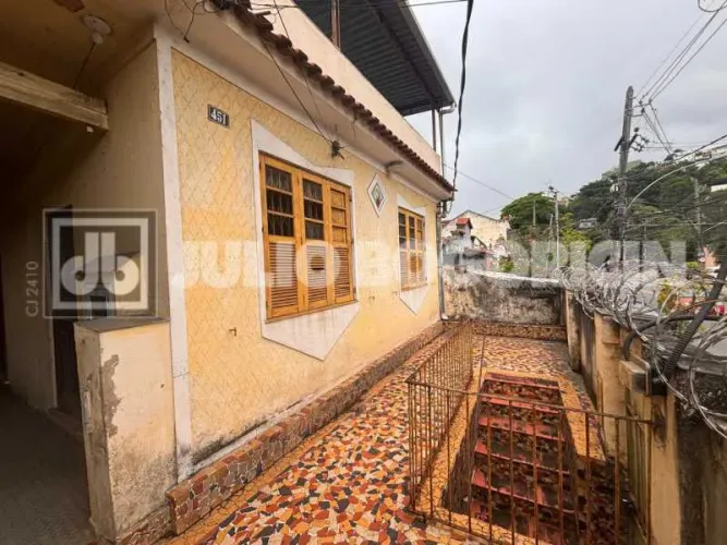 Duas casas no mesmo terreno - Total 7 quartos - Quintal - Terreno 8,80 x 22,46