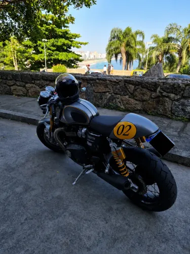 TRIUMPH THRUXTON R