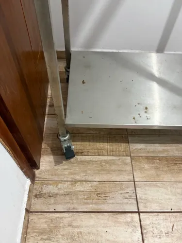 Duas Estantes com Cabideiro em Aço Inox