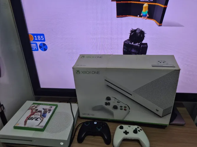 Xbox one s 500gb 1 jogo 2 controles semi novo