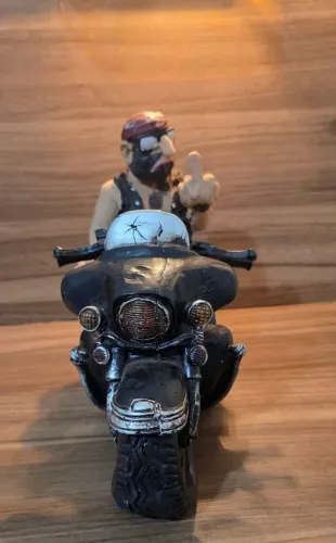 Motoqueiro em resina