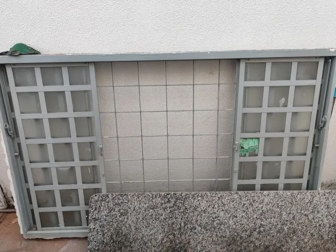 JANELA À VENDA<br>- Medida: 2,00 m × 1,20 m<br>- Valor: R$ 400,00<br>? Retirada no local