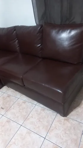 Vendo sofá de couro 3 lugares