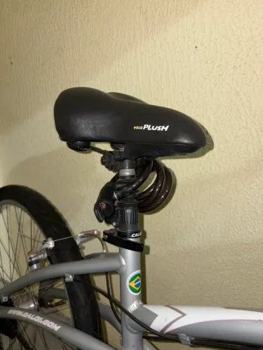 Bicicleta Caloi 100 Sport cinza e rosa, 21v, com cesta, banco plush e cadeado