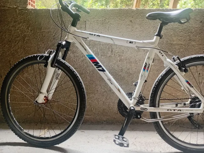 Baike gtr branca faço por 250 para ir rápido