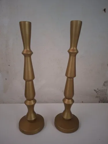 Par de castiçais de metal na cor dourado
