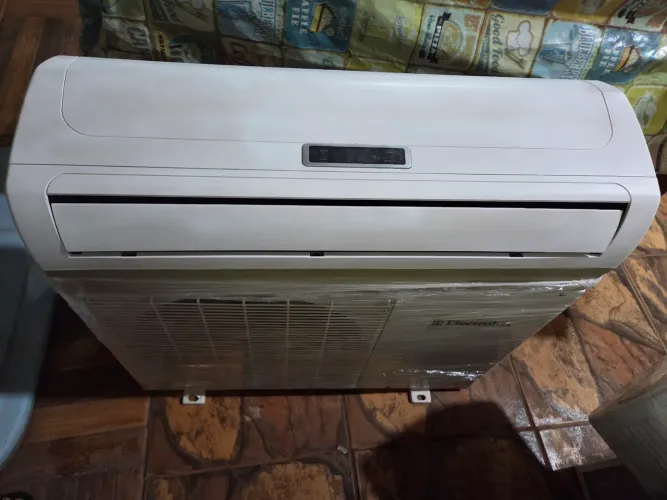 Ar condicionado Split 220v 9.000 Btus Quente e Frio gelando