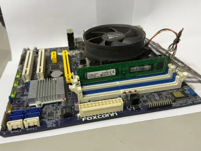 Placa mãe i3 de 2° geração com 2GB