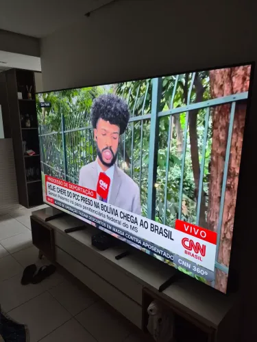 Vendo linda tv 98 polegadas Samsung 4k so tem 3 messes de uso tem nota fiscal 