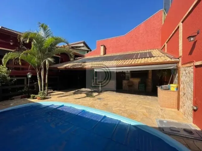 Casa em condomínio na Granja Viana | 4 suítes | Piscina aquecida | 404 m²