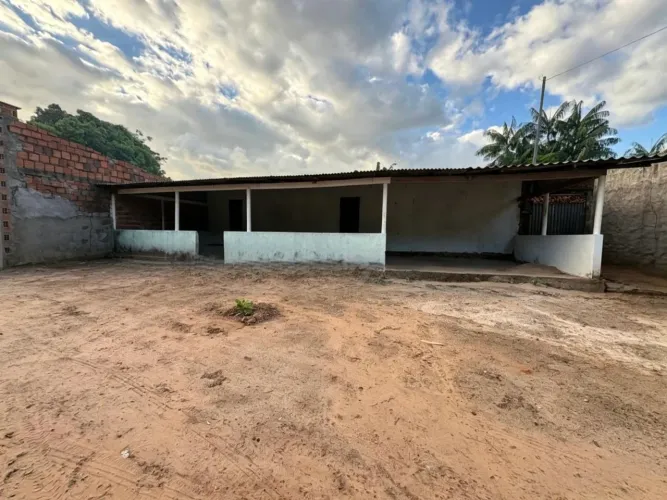 VENDO CASA COM TERRENO AMPLO