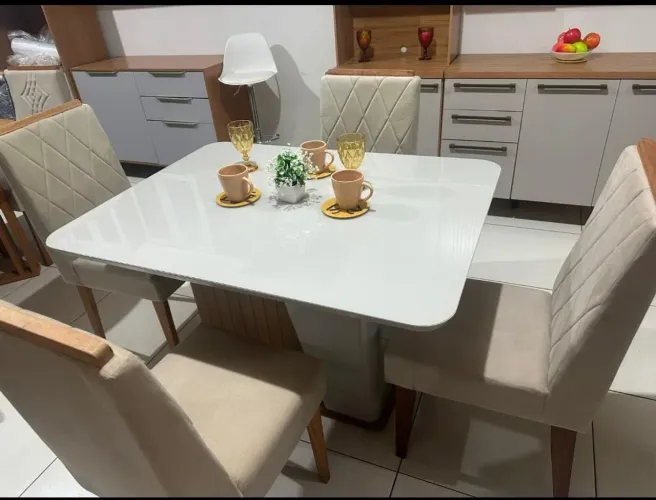 Mesa de jantar 4 lugares tampo de vidro com baú