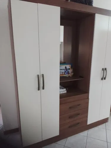 Quem precisar guarda roupas. 