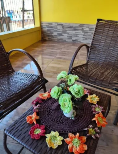 Lindo Conjunto para Varanda Coberta - 4 Cadeiras Grandes + Mesa de Centro