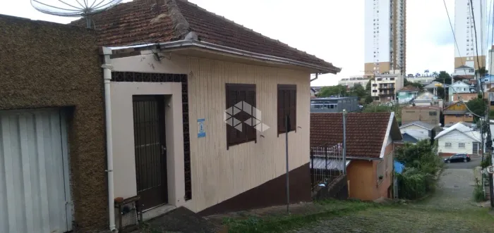 Casa Mista com 4 dormitórios 202m² de área, ótima localização próximo antiga Maesa.