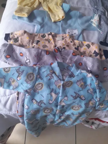 Vendo super lote de roupinhas de BB pouquíssimo uso  muitas peças novas 153 peças 