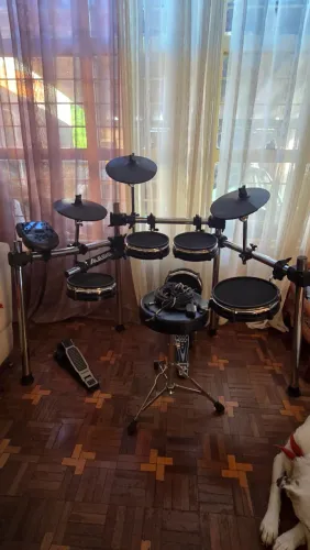 Bateria eletrônica Alesis