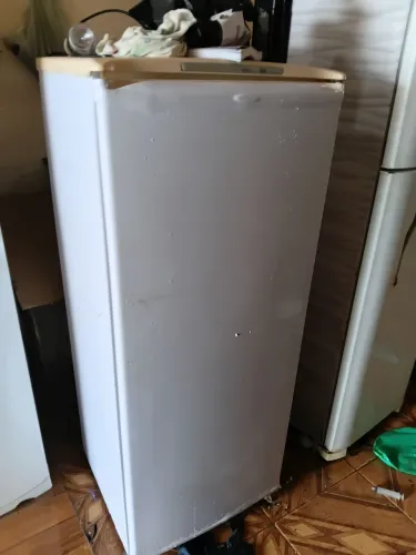 Funciona muito bem so porta q falta uma pesa pra segurar ela em baixo