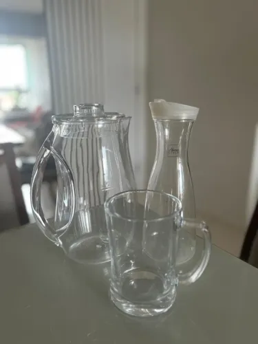 Jarras de suco e caneca de chopp
