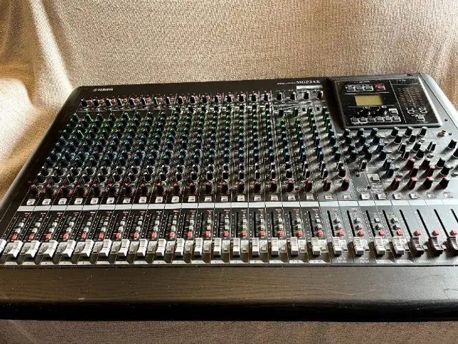 Mesa de Som Analógica com efeitos e gravação USB - Yamaha MGP 24x