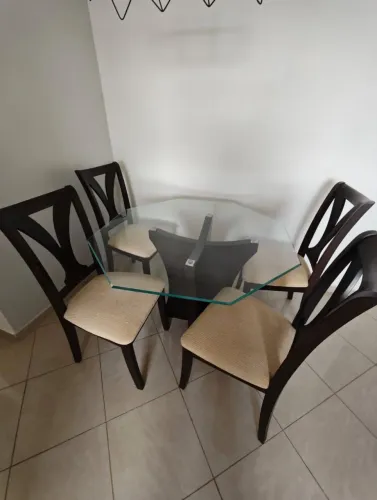 Mesa de vidro sextavada com 4 cadeiras 