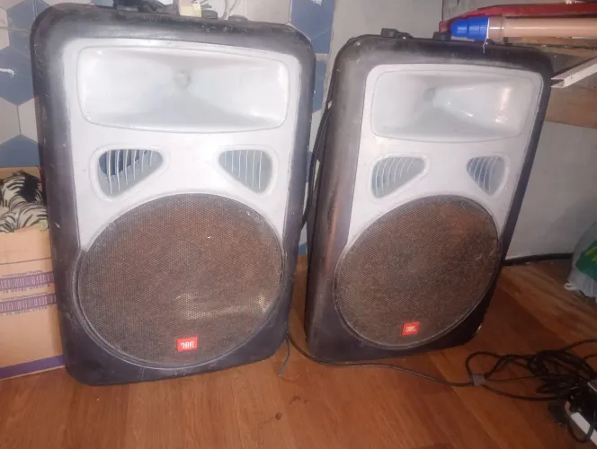Vendo duas caixas de som JBL alto falante de 15 caixas profissional com mesa e anpl