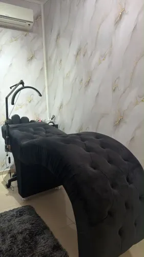 Maca com luminária meia lua e mocho petala