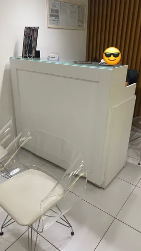 Balcão de recepção em MDF branco