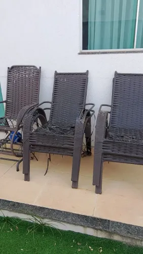 Vendo kit com 4 cadeiras de área e 1 cadeira de balanço.