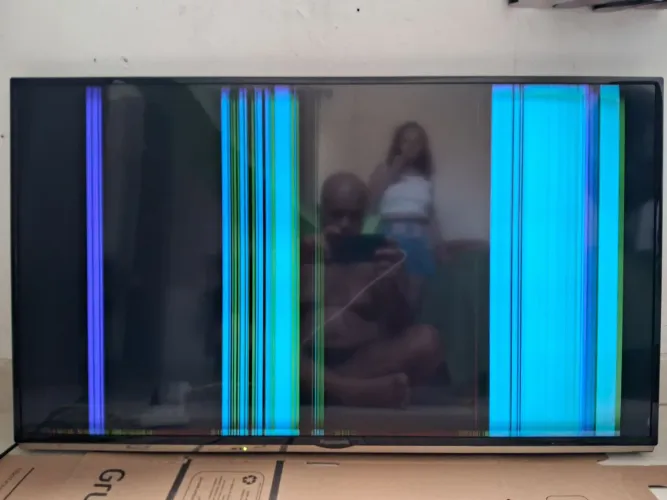 Vendo TV panasonic 40 pegadas com listras na tela.