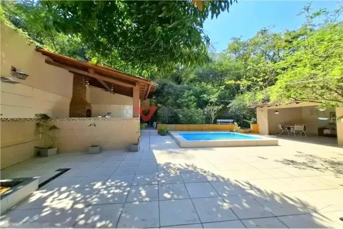Casa à Venda em Laranjeiras RJ: 3 Quartos, 147m², R$2.400.000