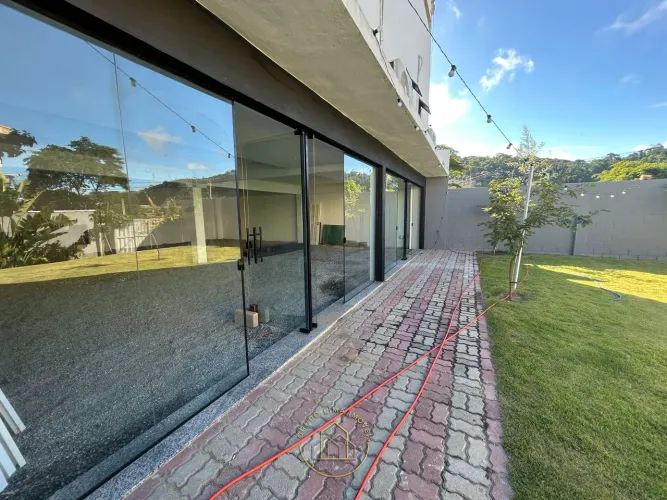 Loja comercial com jardim privativo no Jardim Guanabara, Macaé/RJ