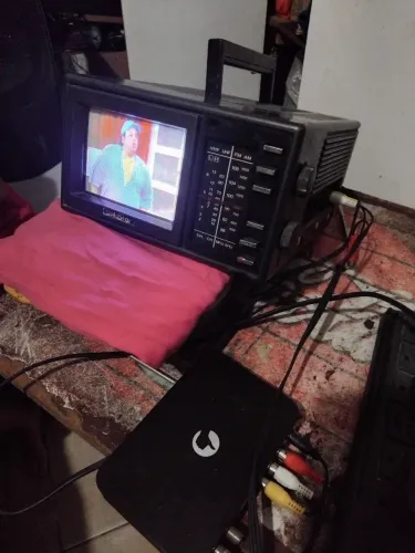 Tv colorida e radio am e FM funcionando 5 polegadas vai com receptor e controle