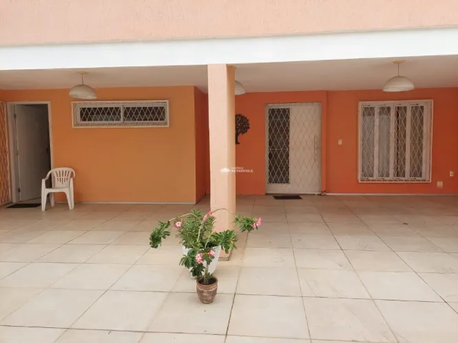 Casa térrea à venda no Bairro Aeroporto 4 quartos, 2 suítes, terreno 10x30