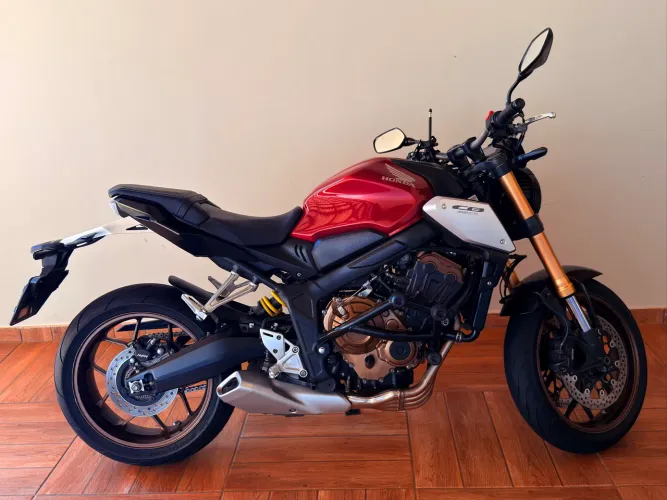 CB 650R 2022 Vermelha 27.700km - Extras - Raridade