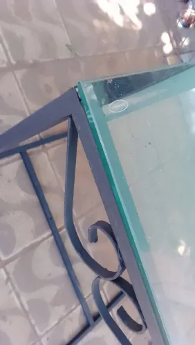 Mesa de ferro com base de vidro de 10ml