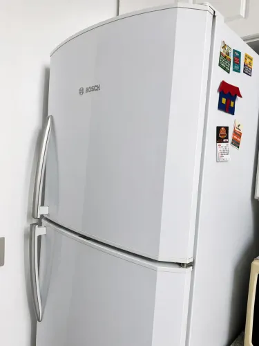 Esta é uma geladeira branca Bosch Duplex, modelo KDV47A01BR