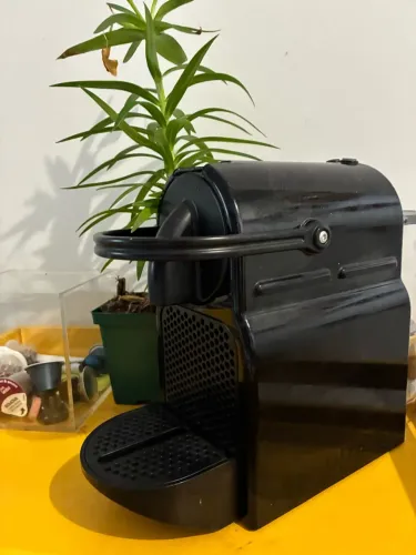 ? Máquina Nespresso Essenza Mini Preta