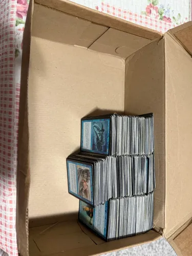 Lote com aproximadamente 330 cartas Magic antigas azuis ? MTG