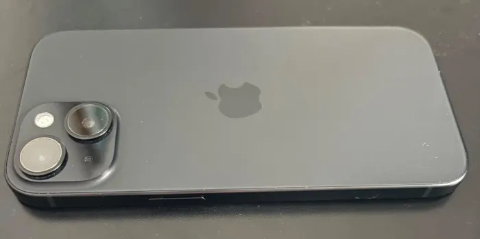 Vendo Iphone 15 128 gb, sem detalhes, como novo. Garantia até fev/27 e saude bateria 97%