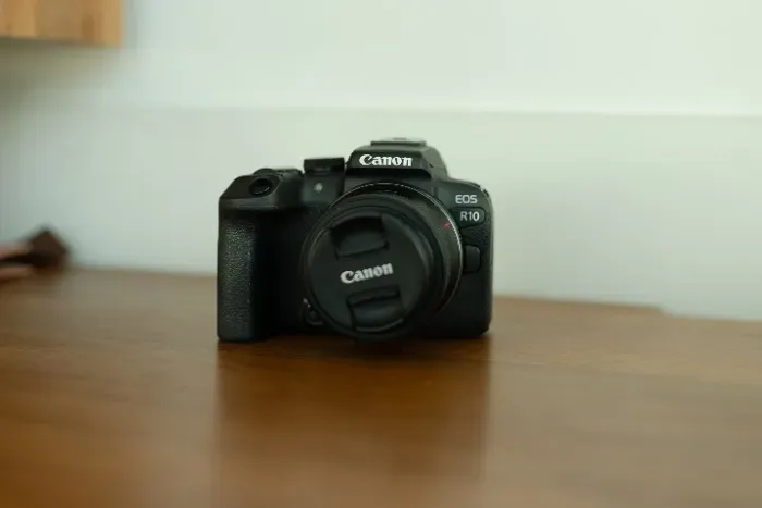 Câmera Canon EOS R10 Mirrorless RF-S 18-45mm f/4.5-6.3 