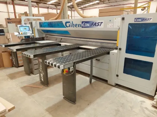 Seccionadora Giben modelo Icon SPT Fast 105 com pinças e mesa elevadora Marca Giben