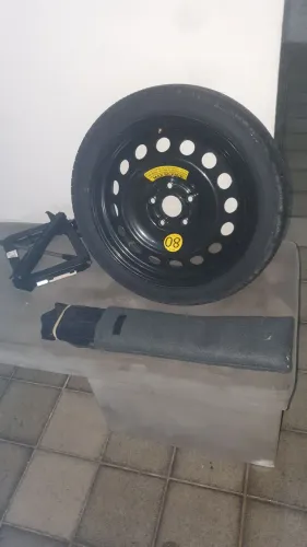 Pneu Estepe completo com macaco e triângulo ? 