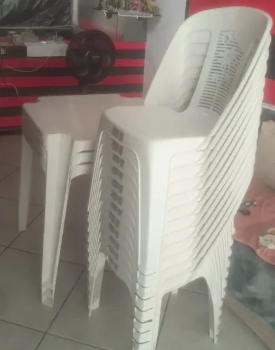 CONJUNTO DE MESA E CADEIRAS DE PLÁSTICO Conjunto Gress Mesa + 4 cadeiras