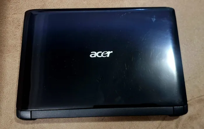 Netbook Acer 10.1 polegadas  320 de HD e 1 GB de ram. 