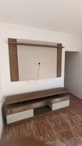 Rack 2m com Painel para TV - Off White e Amadeirado, Portas com Espelho e Nicho de Vidro