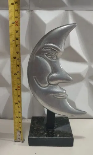 Escultura lua de alumínio polido antigo 