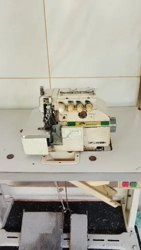 Máquina de costura 2.500 as duas. 20U e uma overloque interessado fala pelo ZAP *