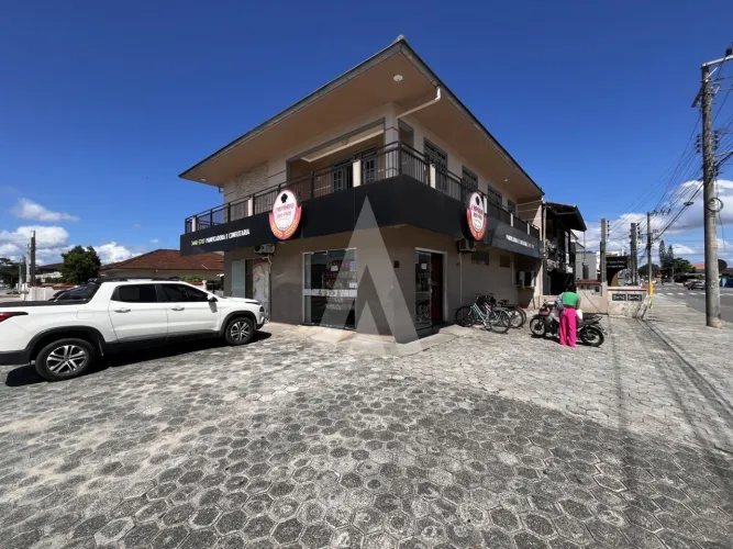 Casa residencial no piso superior com 4 quartos no bairro Iririu, Joinville